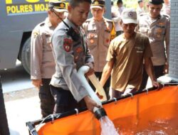 Mobil AWC Polres Mojokerto Kota Keliling Desa Pasok Air Bersih Untuk Warga
