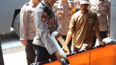 Mobil AWC Polres Mojokerto Kota Keliling Desa Pasok Air Bersih Untuk Warga