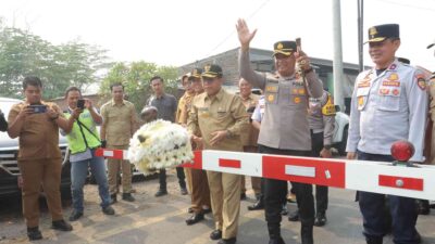 Kapolres Mojokerto Resmikan Palang Pintu Otomatis di Perlintasan Damarsih Mojoanyar untuk Cegah Kecelakaan
