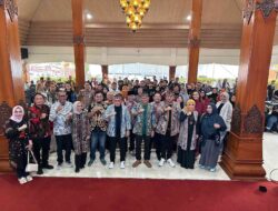 Pemkot Mojokerto Cetak Rekor MURI untuk Mewarnai Batik Terpanjang dengan Peserta Terbanyak