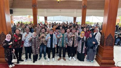 Pemkot Mojokerto Cetak Rekor MURI untuk Mewarnai Batik Terpanjang dengan Peserta Terbanyak