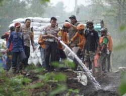 Kasat Lantas Polres Mojokerto dan Relawan Perbaiki Jalur Penyelamat di Turunan Pacet Pasca Kebakaran Sekam