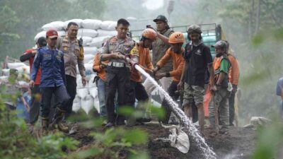 Kasat Lantas Polres Mojokerto dan Relawan Perbaiki Jalur Penyelamat di Turunan Pacet Pasca Kebakaran Sekam