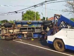 Kecelakaan Adu Banteng Antara Truk Pengangkut Ayam dan Mobil innova Di Bypass Mojokerto