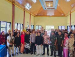96 Pengawas TPS di Kecamatan Kutorejo Resmi Dilantik dengan Pakaian Adat Daerah