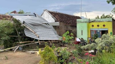 Angin Kencang Disertai Hujan Rusak 8 Rumah Warga di Desa Banjarsari, Mojokerto