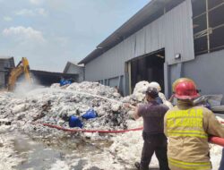 Diduga Mesin Pres Konsleting, Gudang PT Sun Paper Source di Mojokerto Dilalap Si Jago Merah