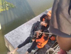 Aksi Nekat Pemuda Terjun Ke Sungai Brantas Untuk Mengakhiri hidupnya