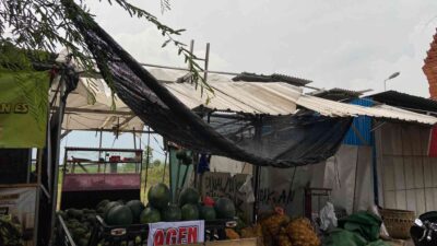 Hujan Disertai Angin Kencang Rusak Rumah dan Kios Semi Permanen Di Kutorejo
