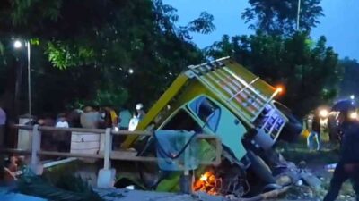 Pengemudi Truk Hino Kurang Hati Hati,Tabrak Pemotor Hingga Tercebur ke Sungai
