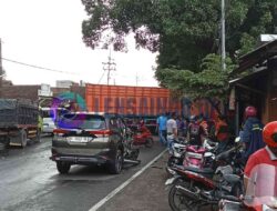 Mobil Pecah Ban Picu Kecelakaan di Mojokerto, Truk Tabrak Pejalan Kaki dan Toko