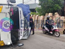 Bahaya!!! Gara Gara Sopir Mengantuk, Truk Bermuatan Permen Terguling di By Pass Mojokerto