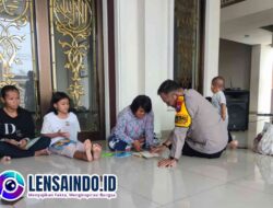 Bhabinkamtibmas dan Dinas Perpustakaan Kota Mojokerto Dorong Anak Pengungsi Banjir untuk Membaca Buku