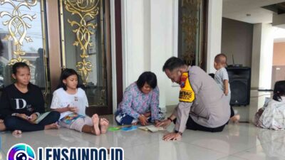 Bhabinkamtibmas dan Dinas Perpustakaan Kota Mojokerto Dorong Anak Pengungsi Banjir untuk Membaca Buku