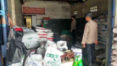 Polsek Pacet Pantau Ketersediaan Pupuk untuk Dukung Ketahanan Pangan Nasional