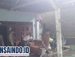 Banjir Rendam Desa Pakis, Polsek Trowulan dan Warga Lakukan Evakuasi dan Pembersihan