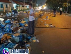 Hindari Pengendara Motor Truk Wing Box Pengangkut Air Mineral Tergelincir di Mojokerto