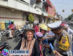 Satlantas Polres Mojokerto Kota Edukasi Pengendara dengan Cara Unik dalam Operasi Keselamatan Semeru 2025