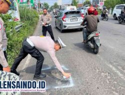 Satlantas Polres Mojokerto Tandai Jalan Berlubang di Simpang 5 Kenanten untuk Cegah Kecelakaan Menjelang Lebaran