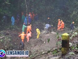 Polisi, TNI, dan BPBD Bekerja Sama Tangani Longsor di Jalur Pacet – Batu