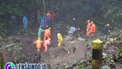 Polisi, TNI, dan BPBD Bekerja Sama Tangani Longsor di Jalur Pacet – Batu