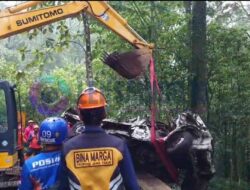 Mobil Pikap dan Innova Korban Longsor Pacet Dievakuasi, Begini Prosesnya