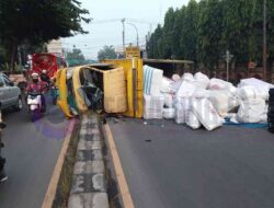 Hindari Pemotor, Truk Pengangkut Paket Oleng dan Terbalik Didepan SPN Mojokerto