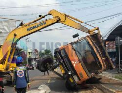 Hantam Median Jalan, Truk di Mojokerto Terguling