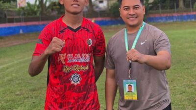 Manager sekaligus sekretaris pssi kabupaten mojokerto Akhmad Luthfy Ramadhani foto bersama pelatih tim sepak bola kabupaten mojokerto.(foto: istimewa)
