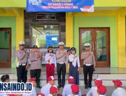 Sat Lantas Polres Mojokerto Bagikan Helm Gratis ke Siswa Baru SMPN 1 Trawas, Edukasi Tertib Lalu Lintas Sejak Dini
