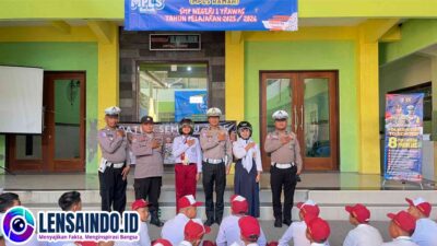 Sat Lantas Polres Mojokerto Bagikan Helm Gratis ke Siswa Baru SMPN 1 Trawas, Edukasi Tertib Lalu Lintas Sejak Dini