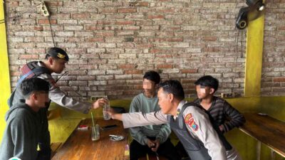 dua pemuda nekat edarkan arak bali di wilayah mojokerto dibekuk polisi saat bertransaksi di salah satu cafe,(foto: istimewa)
