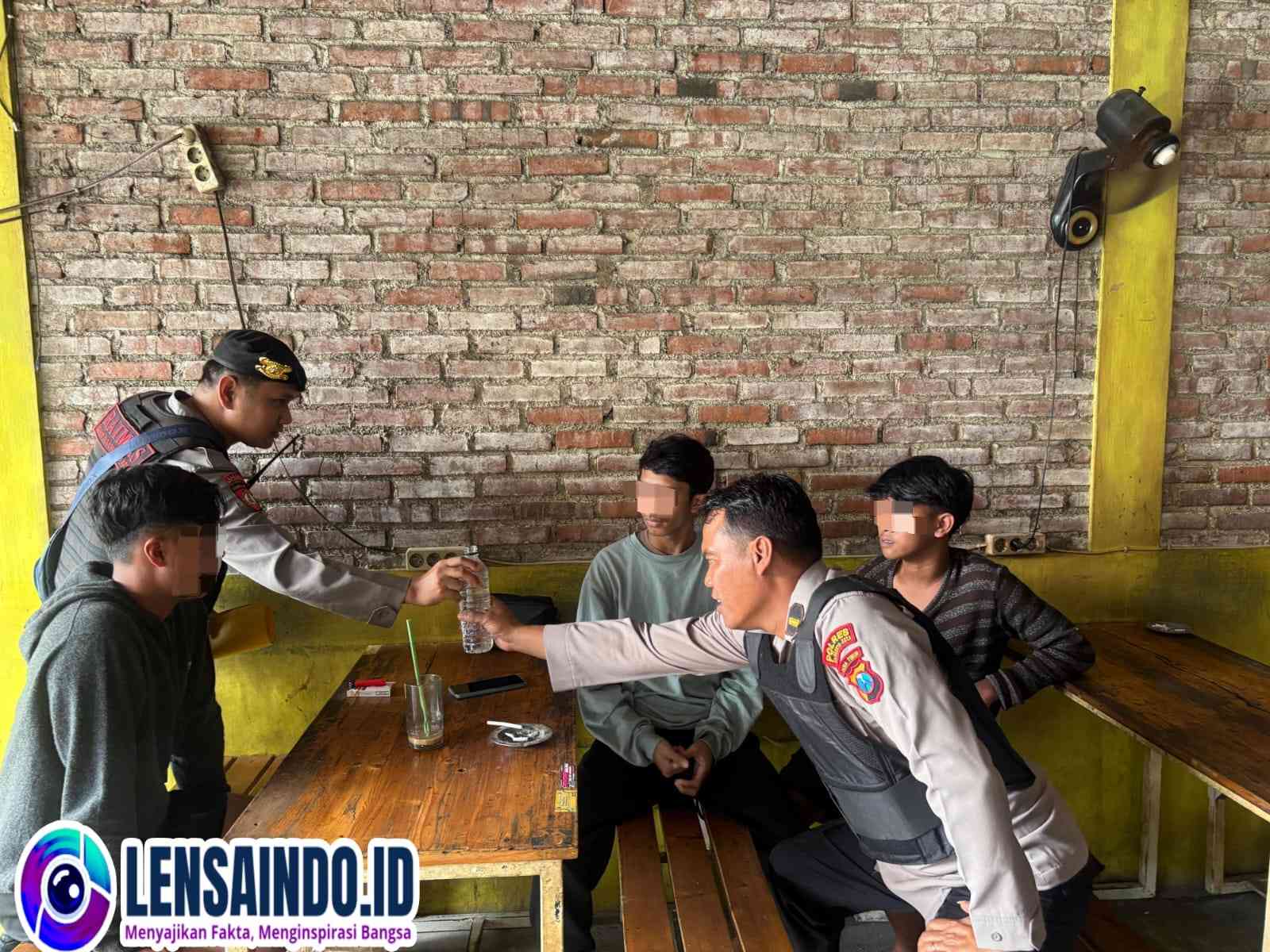 dua pemuda nekat edarkan arak bali di wilayah mojokerto dibekuk polisi saat bertransaksi di salah satu cafe,(foto: istimewa)