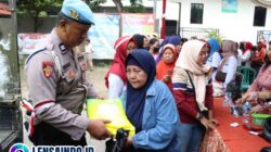 program gerakan pangan murah Polres Mojokerto Kota di Desa Mlirip, beras sebanyak 3 ton habis dalam sekejap.(foto:istimewa)