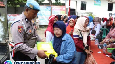 program gerakan pangan murah Polres Mojokerto Kota di Desa Mlirip, beras sebanyak 3 ton habis dalam sekejap.(foto:istimewa)