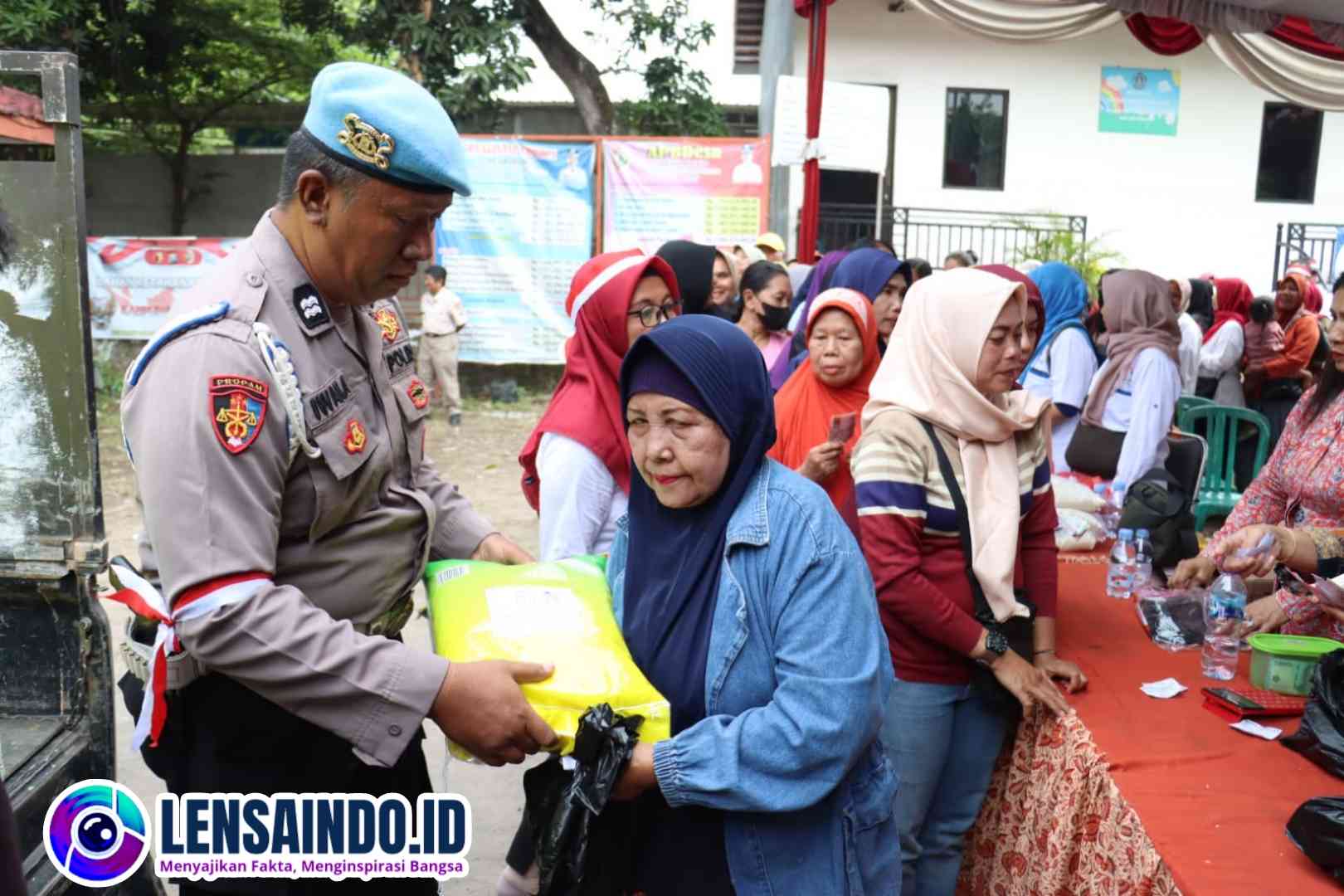 program gerakan pangan murah Polres Mojokerto Kota di Desa Mlirip, beras sebanyak 3 ton habis dalam sekejap.(foto:istimewa)