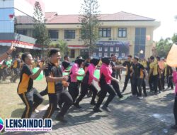 Jalan Santai hingga Balap Karung, Polres Mojokerto Bareng TNI Hidupkan Suasana Kemerdekaan