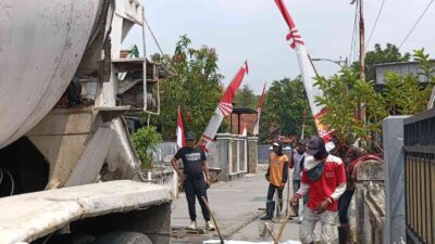 Tingkatkan Akses Transportasi, Pemdes Temon Mojokerto Cor Jalan Lingkungan Dusun Pelem