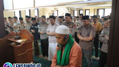 Kapolres Mojokerto Pimpin Shalat Ghaib untuk Driver Ojol yang Wafat saat Aksi Demo