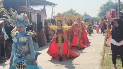 berbagai penampilan diacara karnaval di Desa Dlanggu, sehingga masyarakat sangat antusias untuk melihat acara tersebut.(foto:erick)