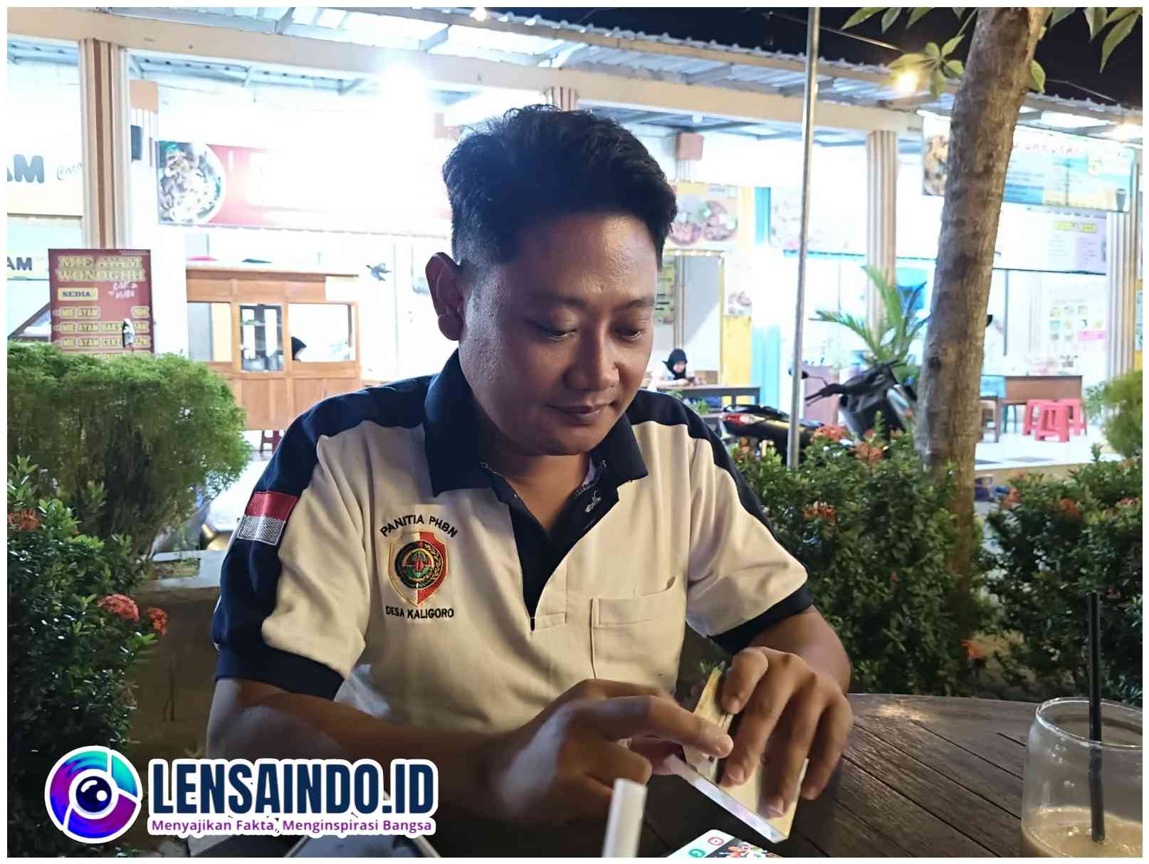 Kepala Desa Kaligoro saat memberikan klarifikasi terkait vidio yang beredar dimedia sosial bahwa mempersulit keperluan warga yang meminta tanda tangan hak waris.(foto:erick)
