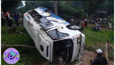 Rem Blong Saat Turunan, Minibus Berpenumpang 16 Orang Terbalik di Pacet