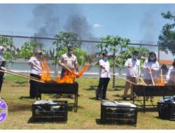 Kejari Mojokerto Musnahkan Barang Bukti Narkoba hingga Uang Palsu Senilai Ratusan Juta