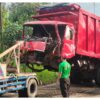 Diduga Rem Bermasalah, Truk Tronton Seruduk Trailer dan Dua Motor di Mojokerto