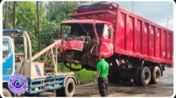 Diduga Rem Bermasalah, Truk Tronton Seruduk Trailer dan Dua Motor di Mojokerto