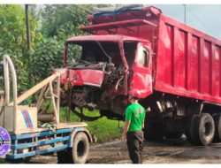 Diduga Rem Bermasalah, Truk Tronton Seruduk Trailer dan Dua Motor di Mojokerto