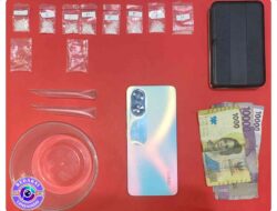 Satresnarkoba Polres Mojokerto Gerebek Rumah di Kutorejo, Paket Sabu dan Timbangan Digital Diamankan