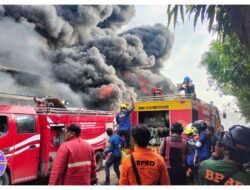Pabrik Pengolah Ban Bekas di Mojokerto Terbakar Hebat, Api Cepat Membesar hingga Hanguskan Gudang