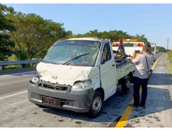 Tragis! Pikap Pengangkut Minyak Goreng Terbalik di Tol Mojokerto, Sopir Meninggal