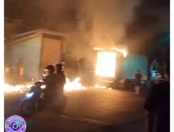 Ribuan Karton Mi Instan Hangus Terbakar di Mojokerto, ini Sebabnya